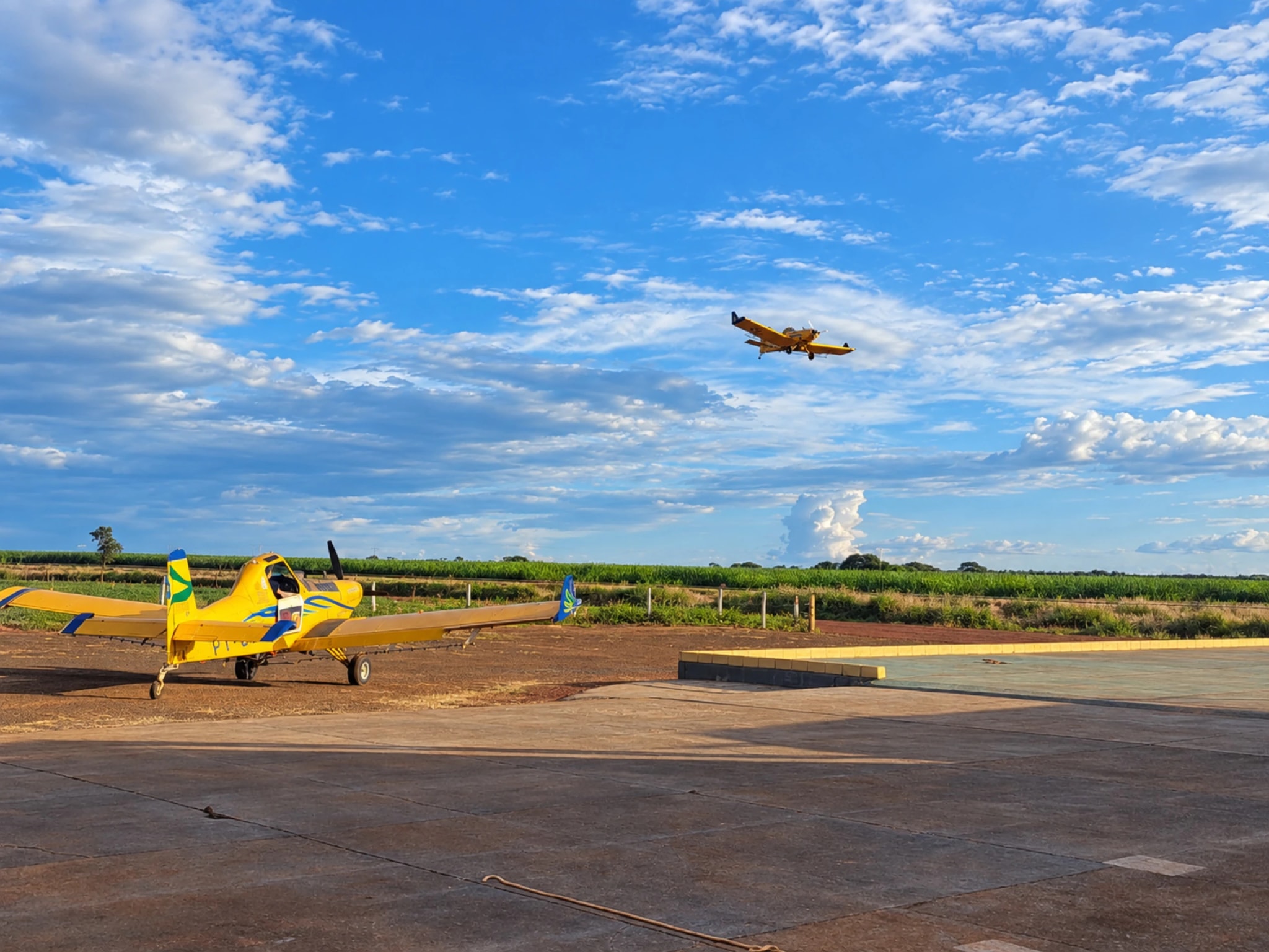 Aeronaves da Ataque Aviação no pátio da base operacional