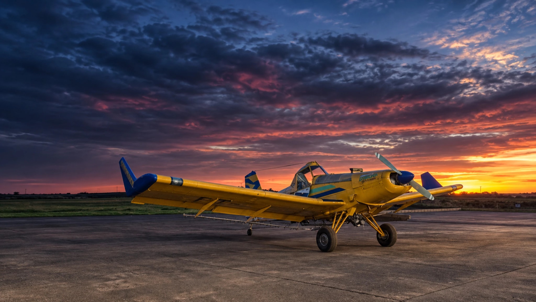 Aeronave Embraer Ipanema da Ataque Aviação ao entardecer